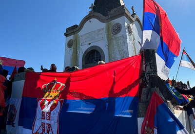 Kajmakčalanom ponovo odjekuje crkveno zvono: Na spomen kosturnicu položen venac Skupštine Srbije