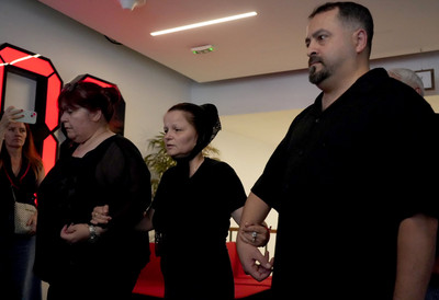 Komemoracija Andriji Bajiću: U sali jecaji i suze, supruga Mala Cana stigla, ne može da stoji na nogama