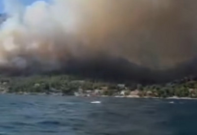 Dramatični prizori na Jadranu: Ostrvo u plamenu, vatrogasci u borbi sa stihijom (VIDEO)