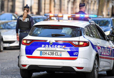 Popeo se na Ajfelov toranj i okačio američku zastavu: Uhapšen muškarac u Parizu