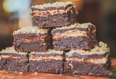 Grešne troslojne kocke - recept za dekadentan i sočan kolač iz kojeg curi čokolada pri ugrizu