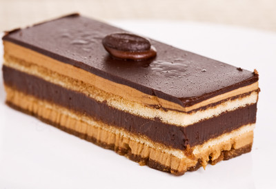 Originalni recept za čuvenu Opera tortu - pravi se od badema, a posebnu aromu mu daje jedan sastojak koji svi imamo u kuhinji