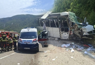 Borba za život posle tragedije u Crnoj Gori: Dečak u kritičnom stanju, Srbija šalje avion i lekarski tim - nove informacije nakon tragedije kod Kotora