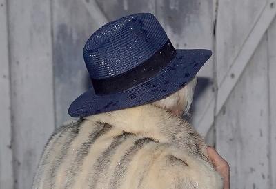 "Sela je čoveku u krilo i od njegove žene dobila šamar" Zbog pevačicinog poteza nastao ozbiljan skandal na estradi