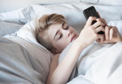 DA LI DETE PROVODI VIŠE OD 4 SATA DNEVNO PORED EKRANA? Psiholozi upozoravaju na rizike od depresije