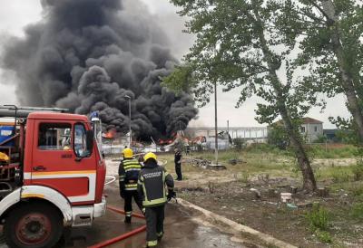 Veliki požar kod Rume: Vatrena stihija guta objekte u industrijskoj zoni - vatrogasci pokušavaju da spreče katastrofu