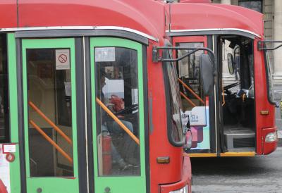 Zapalila se trola u centru grada: Putnici napustili vozilo - Evo o kojoj liniji je reč (FOTO)