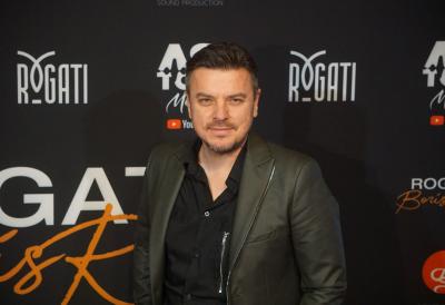 "Gledaš majku kako pati": Popularni pevač otvorio dušu o teškoj porodičnoj priči - "Par sekundi je dovelo do toga da završi u kolicima"