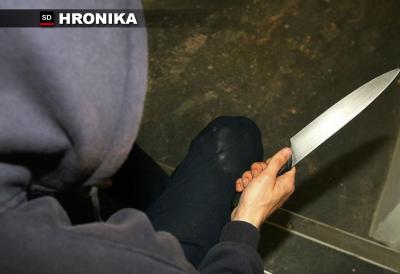 Učenik (13) napao nastavnicu nožem - U rancu imao i pištolj: Žena (50) hitno prevezena u bolnicu, izbodena u vrat i stomak