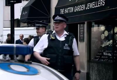 Talačka kriza i holivudski beg: Pljačkaši upali kolima u banku, a pobegli kroz kanalizaciju