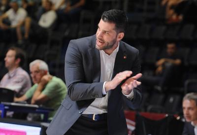 BEŠIKTAŠ BOLJI OD EFESA U MEČU ZA PRVO MESTO: Duel sadašnjeg i bivšeg selektora Srbije pripao mlađem