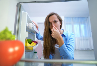 Nije kafa! Ovaj neuobičajen sastojak će lako ukloniti sve NEPRIJATNE MIRISE IZ FRIŽIDERA!