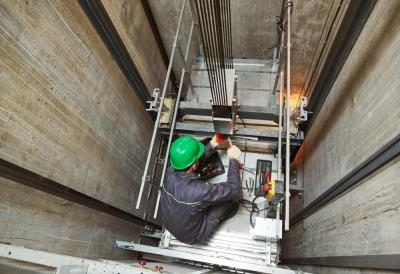 Užas koji ledi krv: Lift zamalo ubio dete! Dvogodišnjak upao u okno lifta, otac skočio za njim (VIDEO)