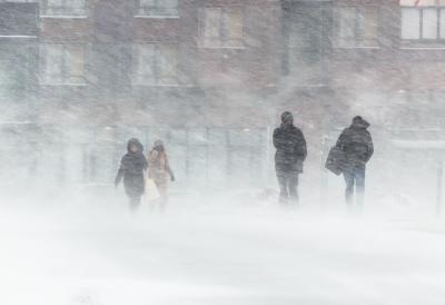 Zimska oluja s pol metra snega v Južni Ameriki, medtem ko Evropo pesti vročinski val