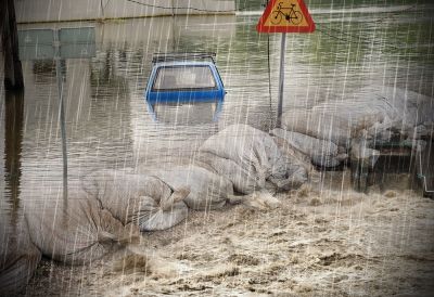 Postoji opasnost od RUŠENJA BRANE: Hiljade stanovnika dobilo nalog za evakuaciju, kiša napravila haos - bujice nose automobile