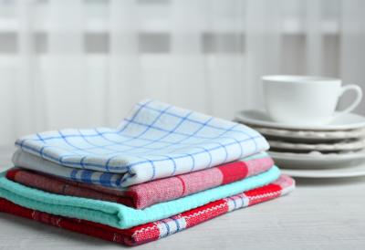 Uveče POTOPITE KUHINJSKE KRPE I RUKAVICE ZA RERNU u ovu mešavinu - ujutru će biti kao nove! Dva sastojka koja imate u kuhinji...