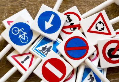 Nevidni prometni znak za nevarno blago prinaša visoke kazni