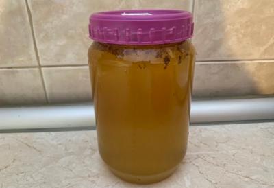 JEDNOSTAVAN KUĆNI TRIK OTKRIVA ISTINU: Stavite kašiku meda u hladnu vodu i za 10 sekundi saznajte da li je PRAVI ili LAŽAN