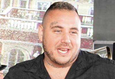 Filip Car pred oltarom - Srećni mladenci do matičara ispraćeni uz tonove naslovne numere "Kuma"