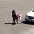 Tuča devojke i momka na parkingu