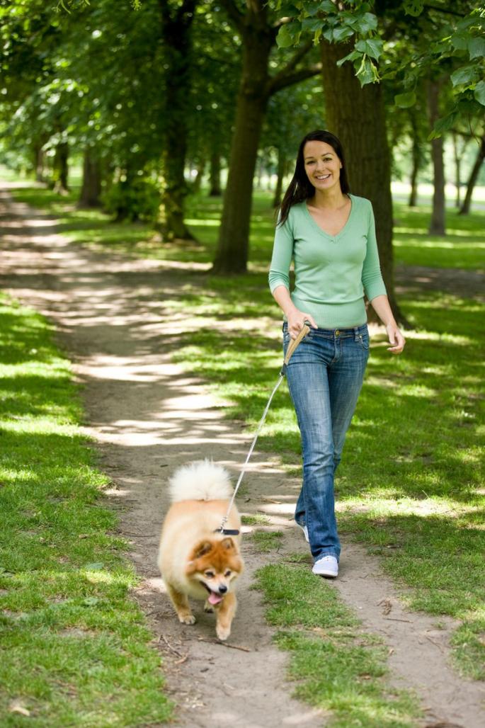 Žena sa psom u šetnji