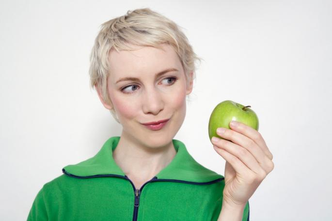 žena drži jabuku