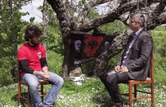 Intervju sa Morinom pored zastave Velike Albanije 
