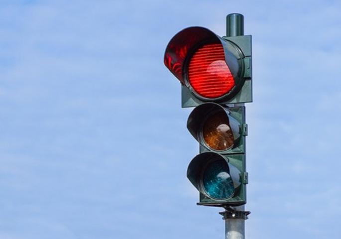 crveno svetlo na semaforu
