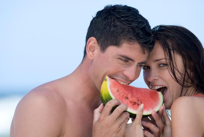dečko i devojka jedu lubenicu