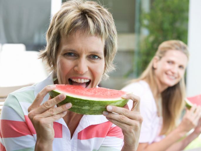 žena jede lubenicu