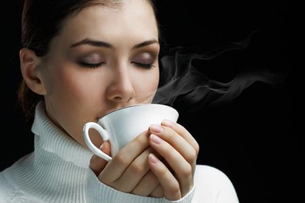žena pije kafu