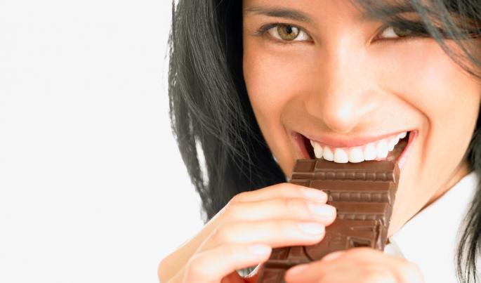 Žena jede crnu čokoladu
