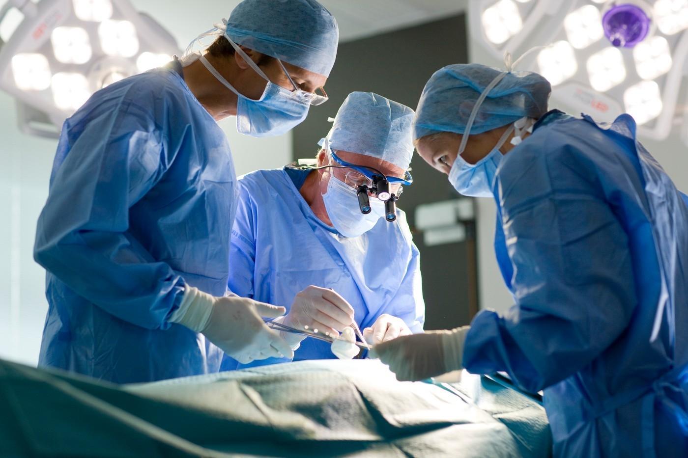 Lekari u operacionoj sali