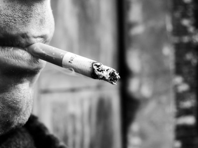 Čovek puši cigaretu
