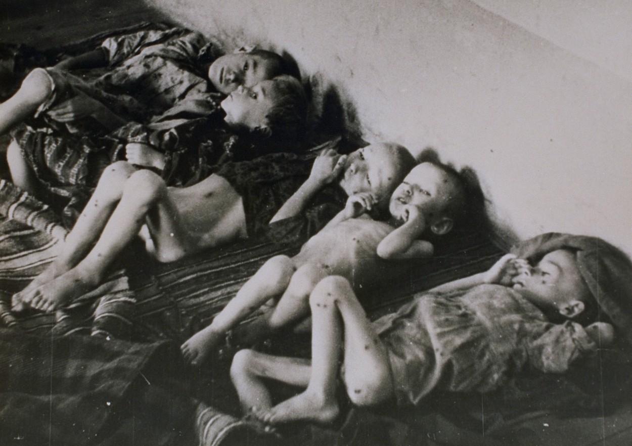 Srpska deca u koncentracionom logoru Jasenovac (NDH).