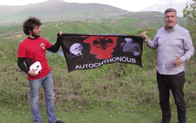Voditelj širi zastavu Velike Albanije zajedno sa Morinom