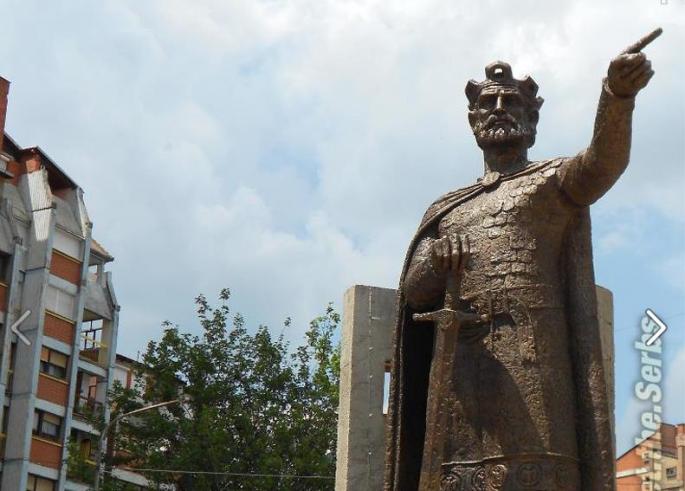 KNEZ LAZAR SE VRAĆA NA KOSOVO: Postavljen spomenik knezu Lazaru u Kosovskoj Mitrovici (FOTO)