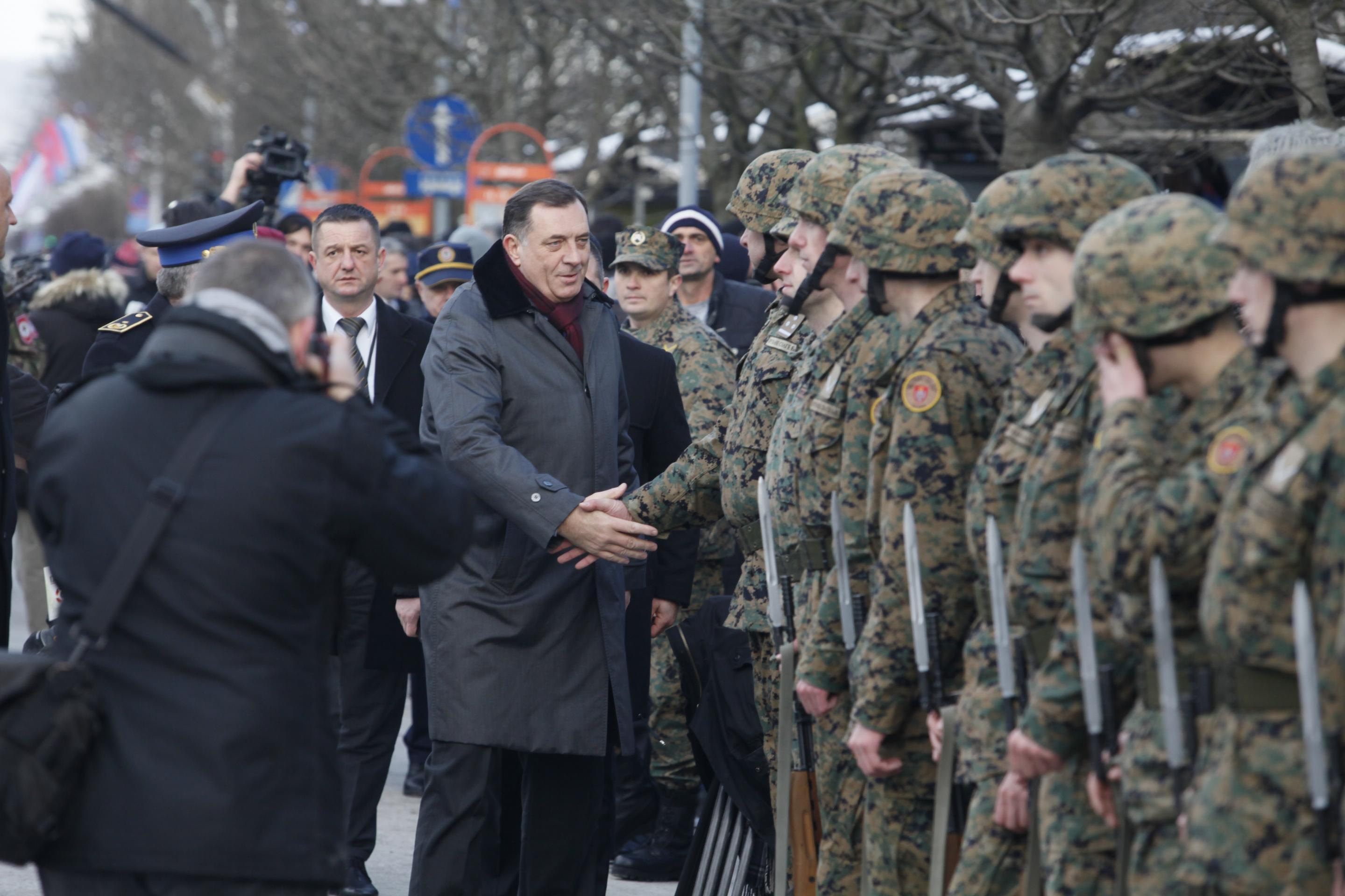 Milorad Dodik pozdravlja Treći pešadijski puk
