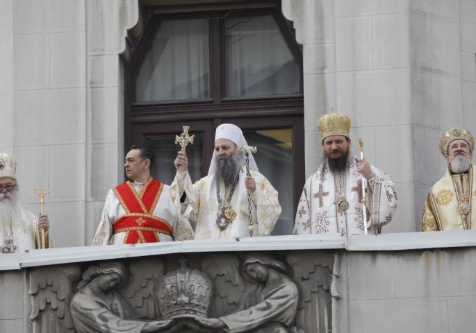 Porfirije pozdravio vernike s balkona Patrijaršije