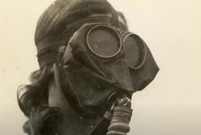 Žena pod gas maskom