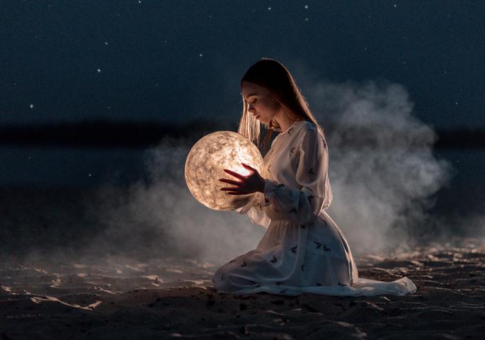 Devojka drži Mesec