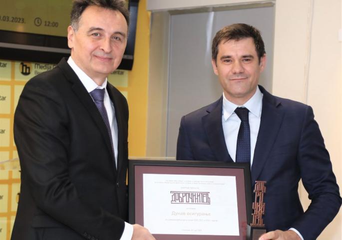 Miloš Milanović, član IO „Dunav osiguranja“ (desno) prima priznanje „Dobročinitelj“ od Milana Ristića, predsednika Udruženja „Moja Srbija“