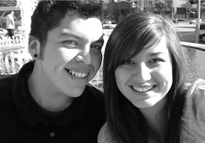 Džesi Domingez sa sestrom