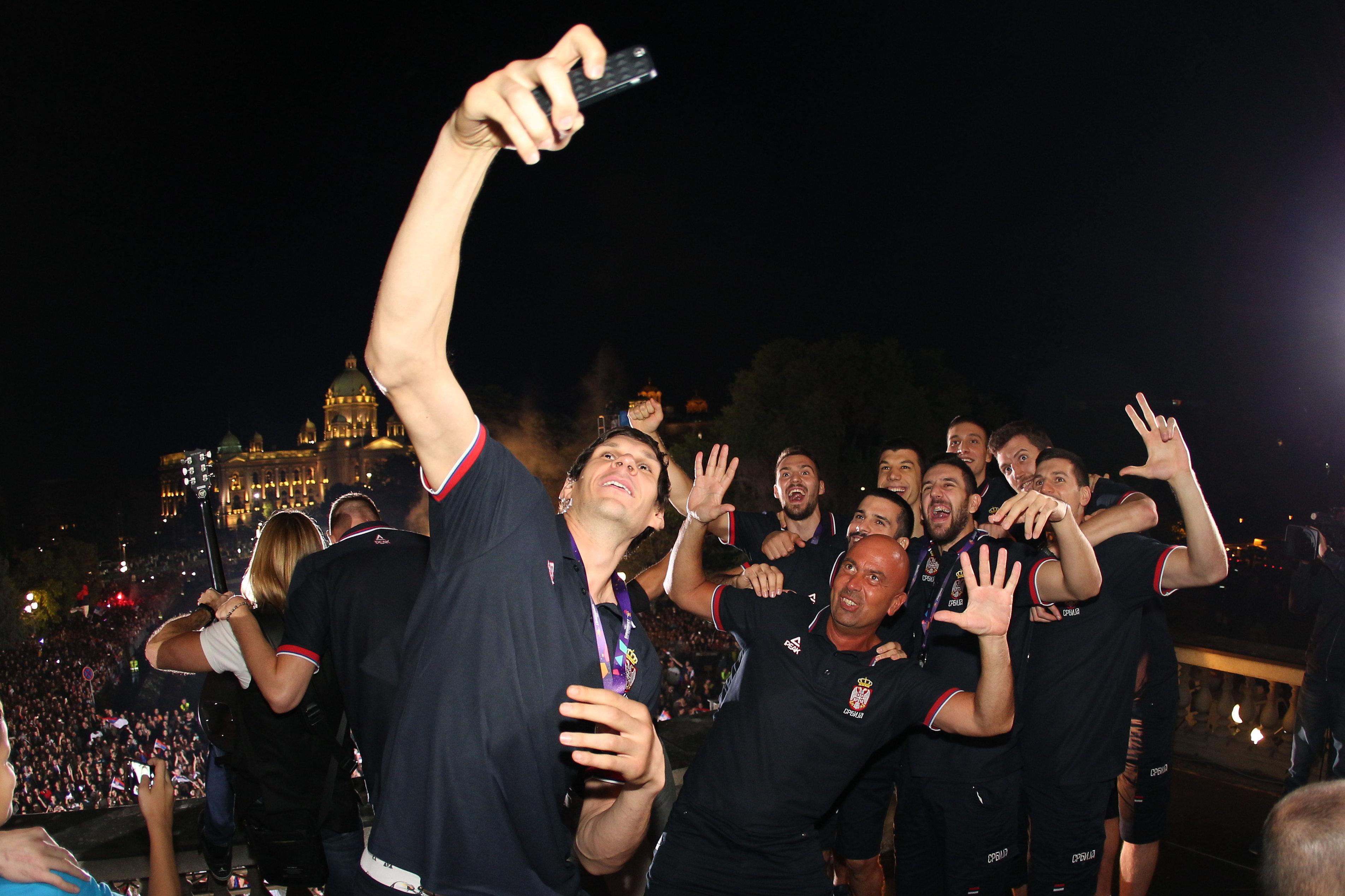 Зенит чемпион 2022. Празднование футболистов. Болельщики зенита. Фанат встретил. Чемпионство зенита 2022.