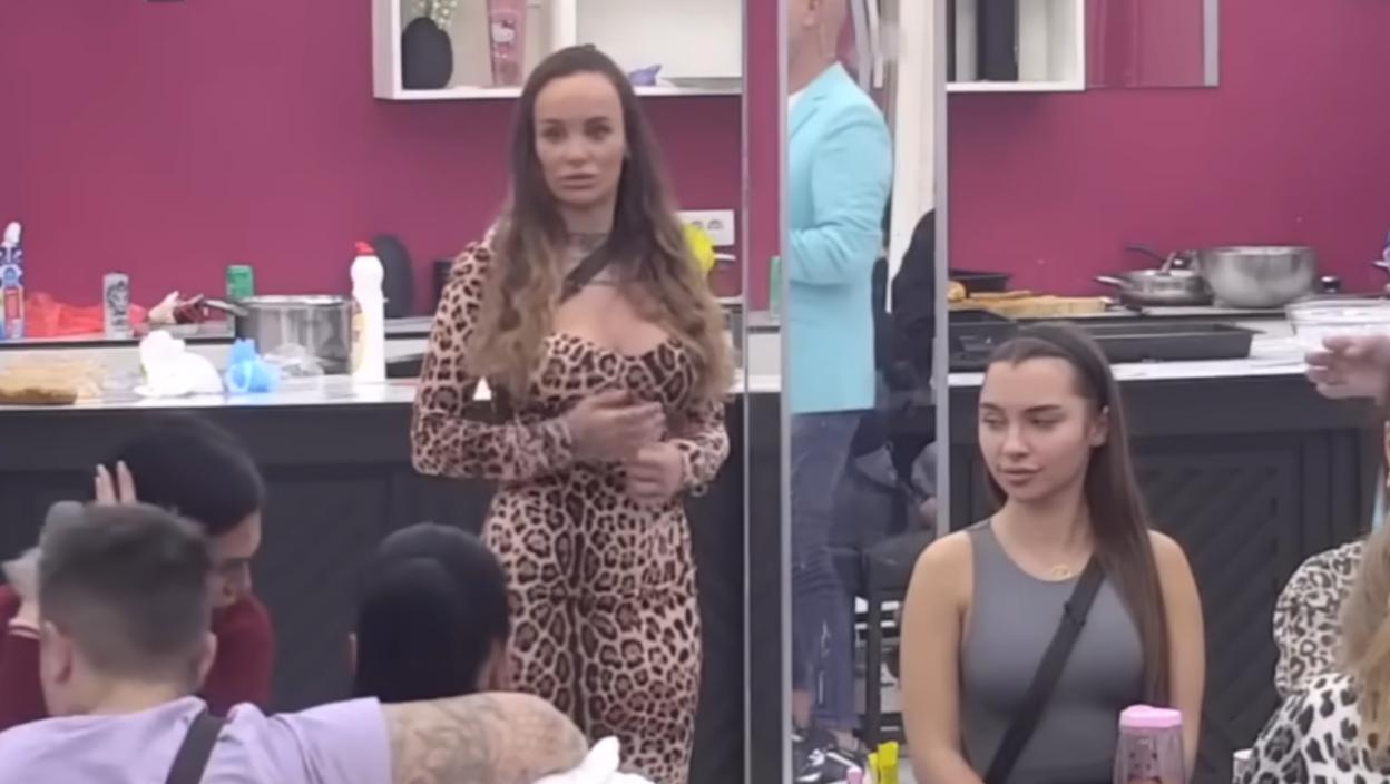 Kakav smrad, MONSTRUM: Teodora žešće napljuvala NJEGA zbog veridbe, Bela kuća se CELA trese