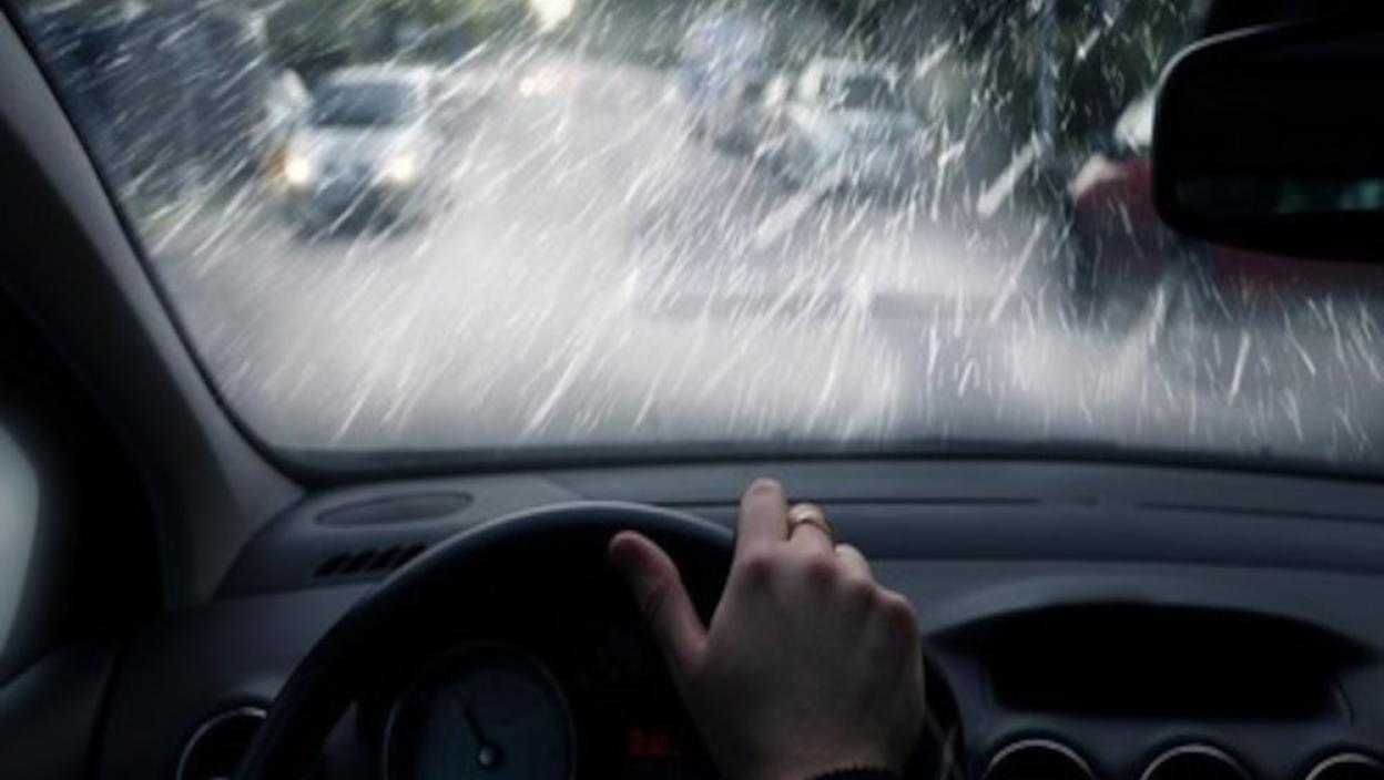 Ево како да ЗАШТИТЕ ваш аутомобил од ГРАДА: Савети за спречавање штете