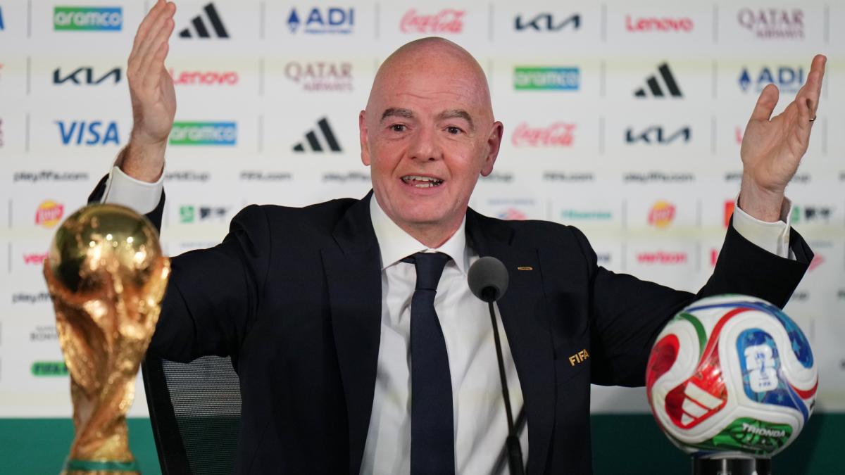 ŠTO SE NJEGA TIČE SVE JE U REDU: Infantino brani cene karata, pričao o somalijskom sudiji i problemu sa Iranom