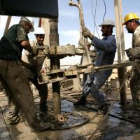 radnici na naftnoj bušotini