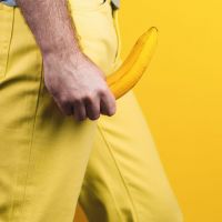 muÅ¡karac nosi bananu