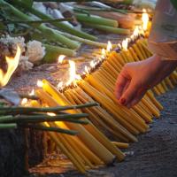 Upaljene sveće i cveće za ubijenu decu na Vračaru